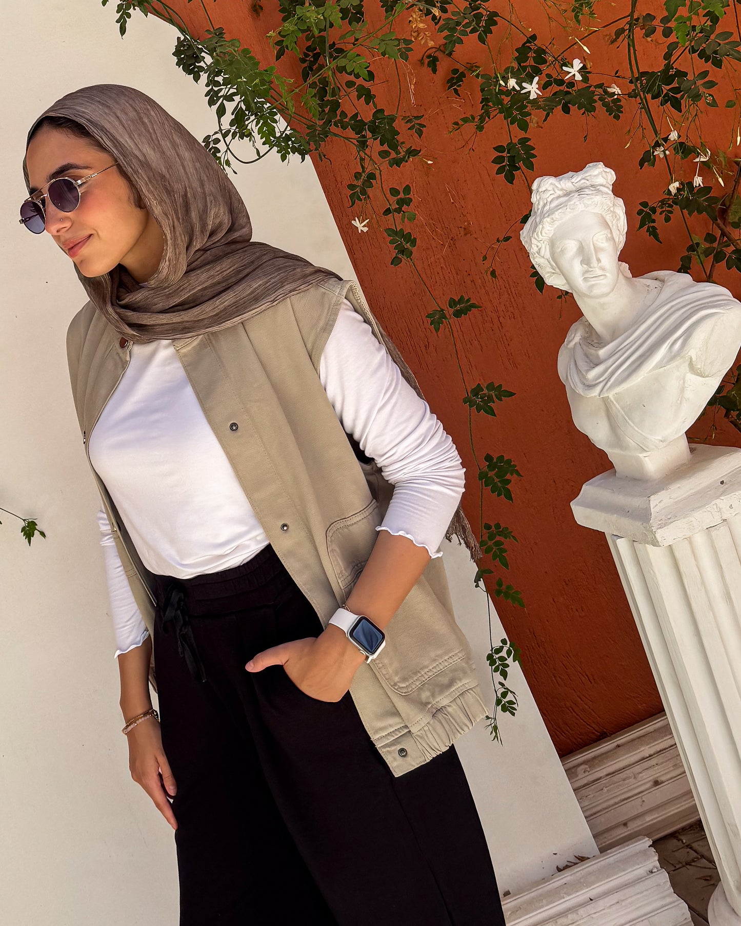 Lightweight Sleeveless Vest – Dark Beige